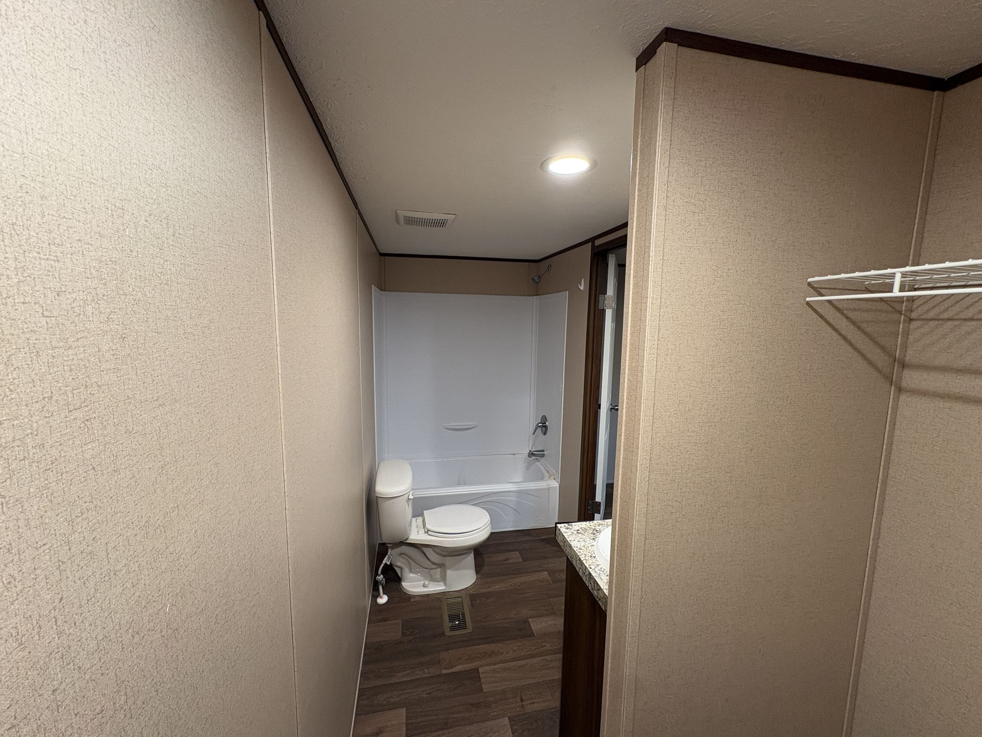 6 LEISURE MANOR TRAI